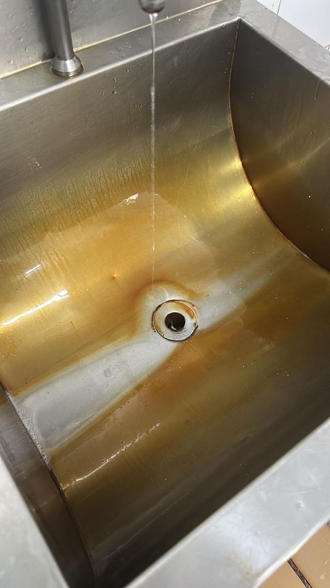 Tacho de inox encardido, antes