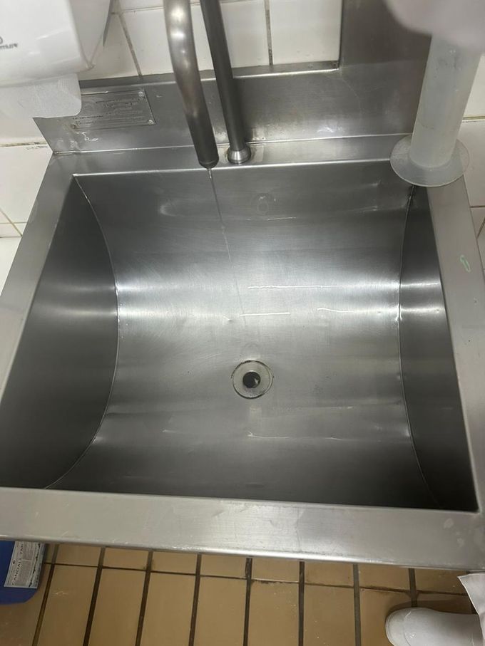 Tacho de inox limpo, depois