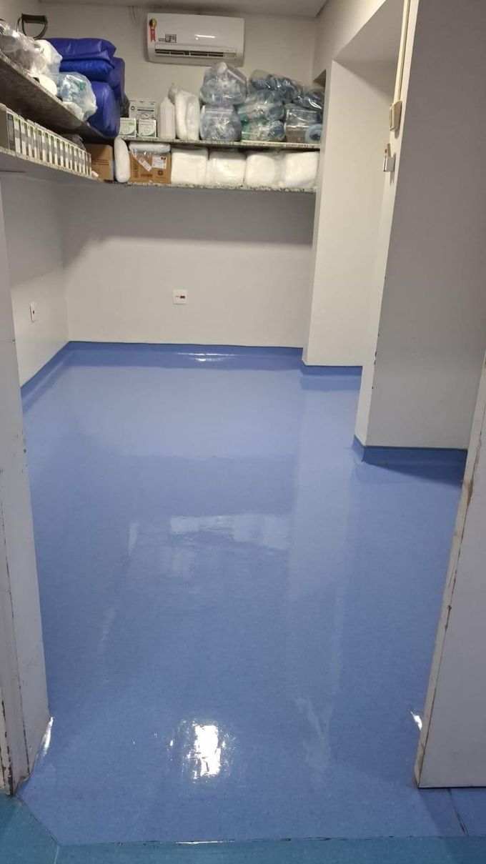 Piso de epóxi brilhando, depois